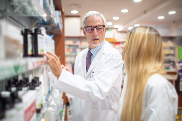 Dos farmacéuticos comprobando su inventario en su farmacia