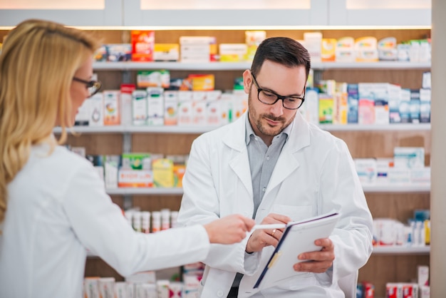 Dos farmacéuticos en el trabajo.