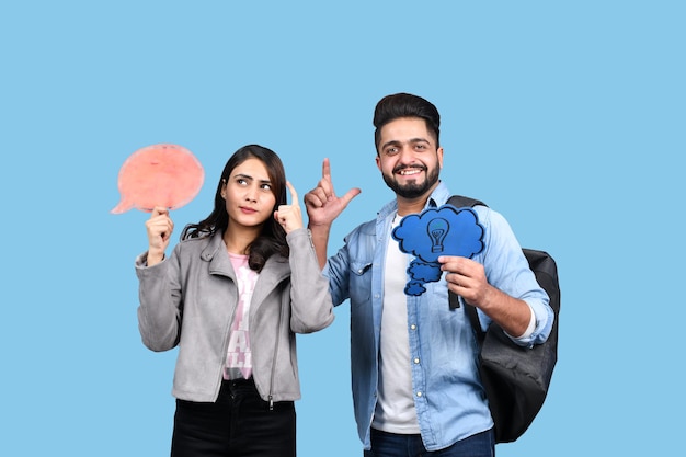 Foto dos felices estudiantes casuales aislados en un modelo pakistaní indio de fondo azul