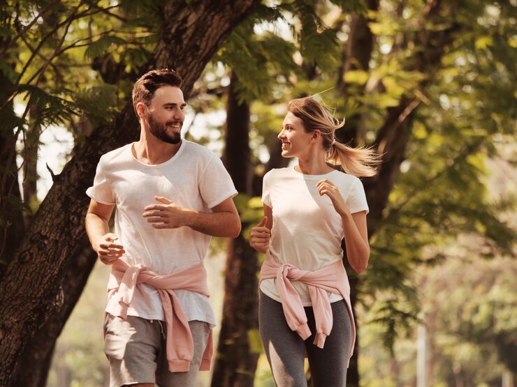 Dos feliz hombre y mujer en el parque