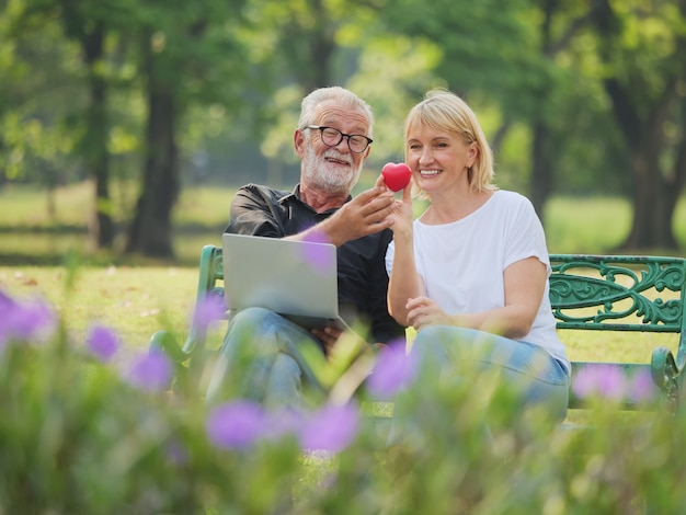 Dos feliz hombre y mujer en el parque