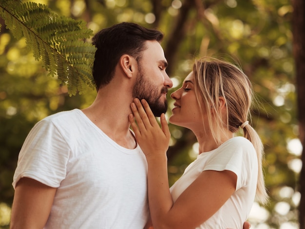 Dos feliz hombre y mujer en el parque