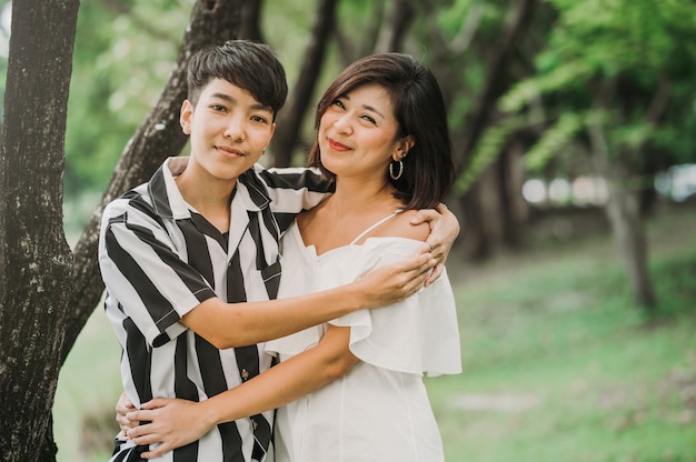 Dos feliz pareja de lesbianas asiáticas enamoradas