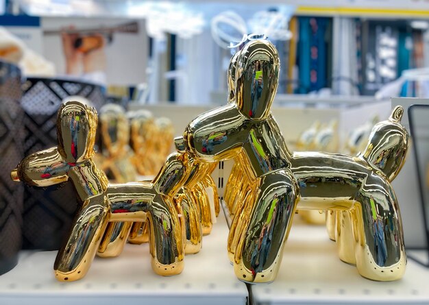 dos figuras de perro de globo dorado