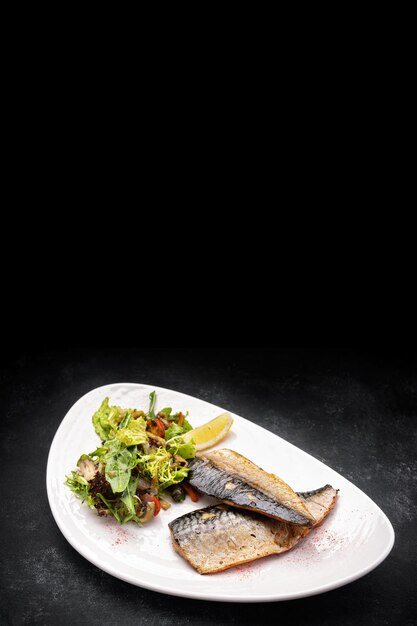 Dos filetes de caballa al horno en un plato