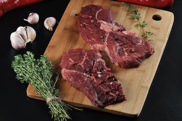 Dos filetes de carne cruda con especias, pimientos