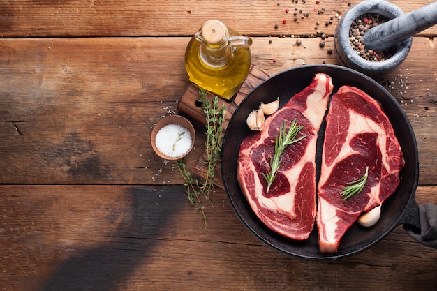 Foto dos filetes de mármol crudos frescos del ribeye.