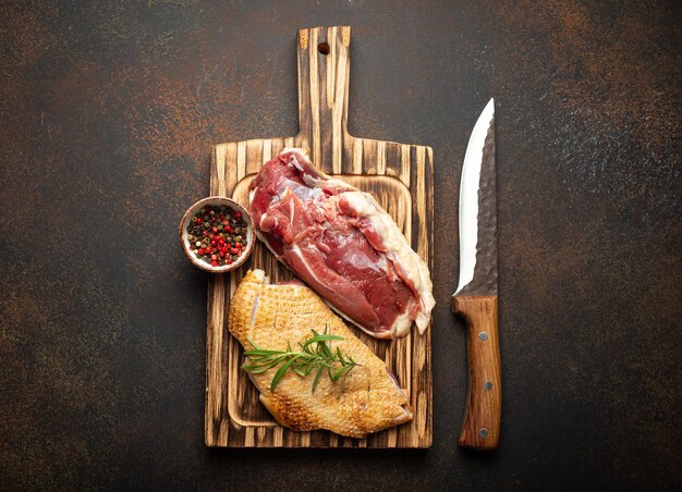 Dos filetes de pecho de pato crudos sin cocer con piel sazonada con