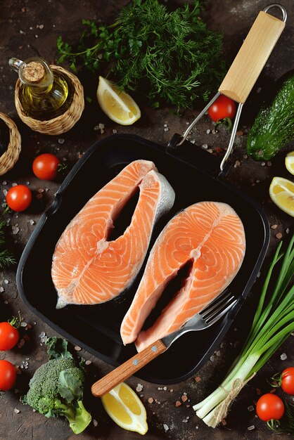 Dos filetes de salmón crudo en una sartén.