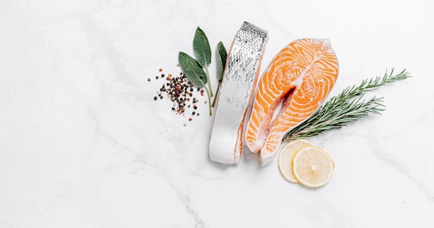 Dos filetes de salmón crudo sobre una superficie de mármol blanco el concepto de una cena saludable para dos de filetes de salmón filetes de salmón frescos