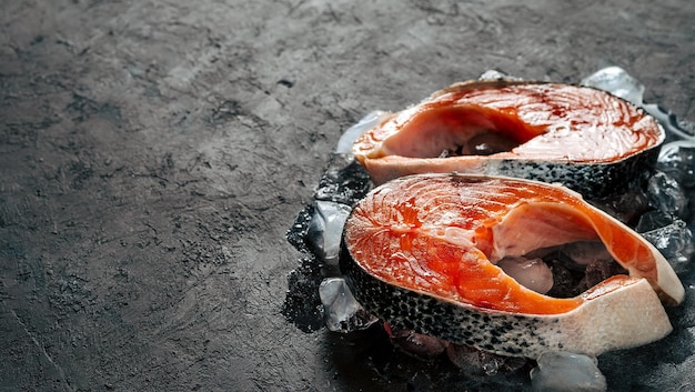 Dos filetes de salmón salvaje crudo