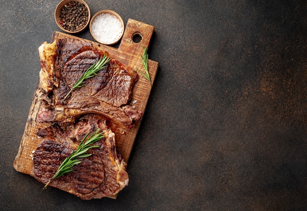 Dos filetes de ternera a la parrilla con especias sobre un fondo de piedra con espacio de copia