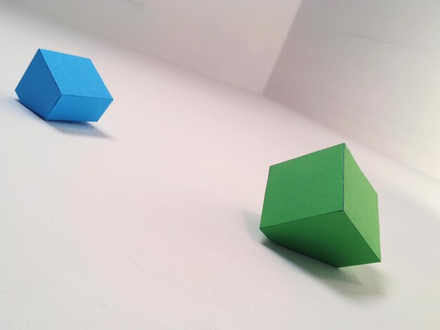 Dos formas tridimensionales sobre un fondo blanco