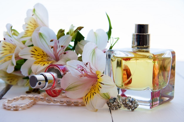 Foto dos frascos de perfume con flores.