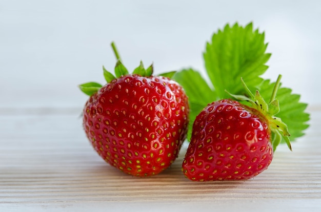 Dos fresas en una mesa de madera