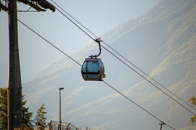 Foto dos funiculares en zona montañosa