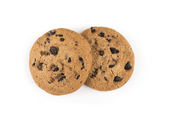dos galletas de chocolate aisladas sobre un fondo blanco