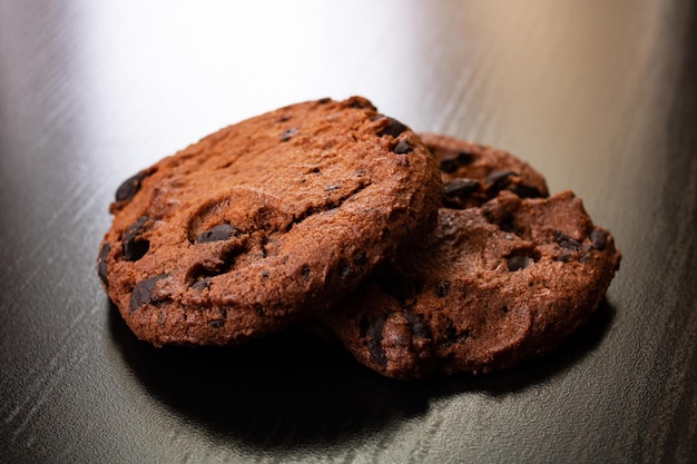 Dos galletas con chocolate en mesa de madera