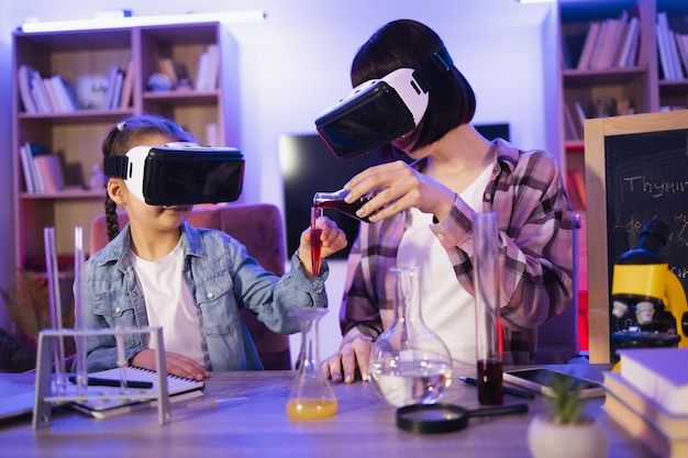 Dos generaciones felices de familia involucradas en la realidad virtual por la noche