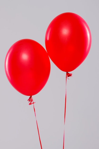 Dos globos de colores aislados en gris