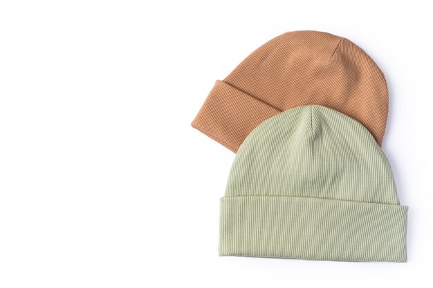 Dos gorros en colores pastel para un clima agradable en otoño e invierno con un lugar para el texto