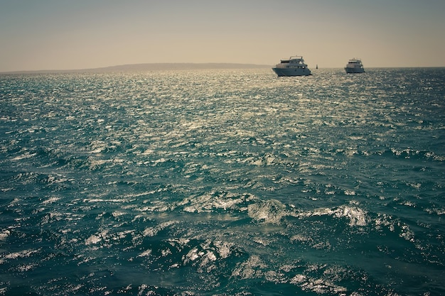 Dos grandes barcos en el mar. Solo agua y cielo.