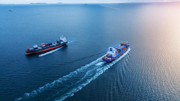 Dos grandes buques de carga que corren en dirección opuesta concepto importación exportación servicio de contenedores de carga y transporte en el océano logística y comercio de transporte a la aduana