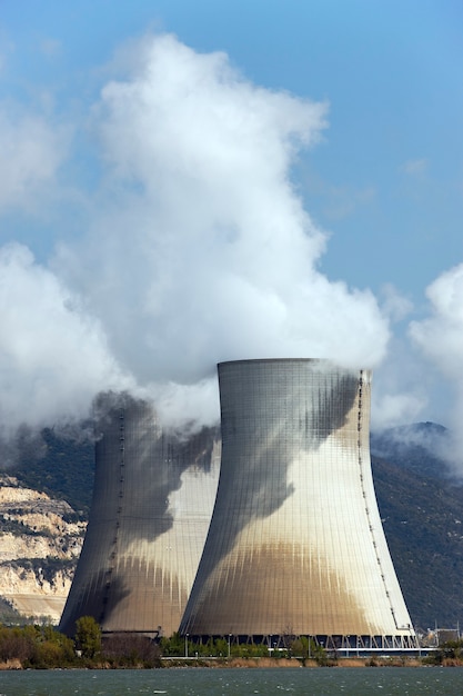 Dos grandes chimeneas nucleares en Francia