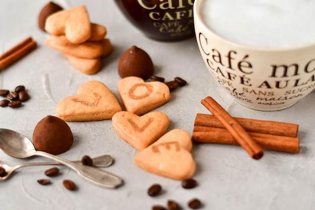 Dos grandes tazas de café y galletas en forma de corazones. desayuno romántico, romántico día de San Valentín