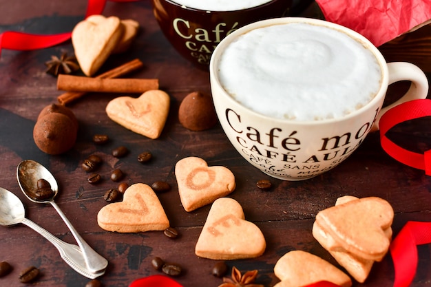 Dos grandes tazas de café y galletas en forma de corazones. desayuno romántico, romántico día de San Valentín