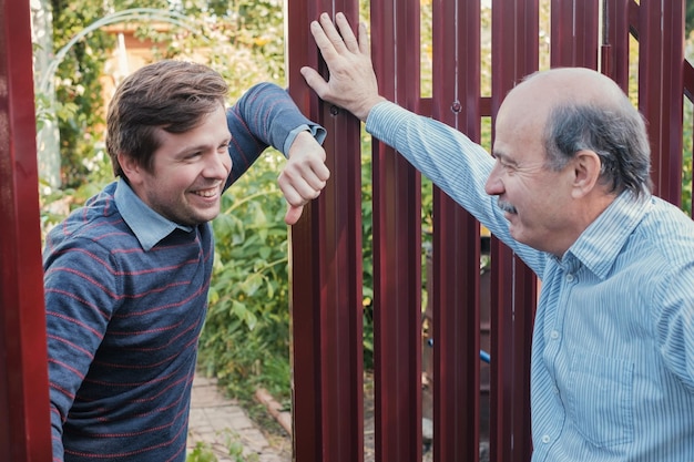 Dos granjeros hablando entre sí