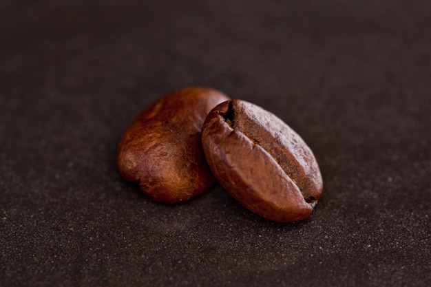 Dos granos de café uno al lado del otro