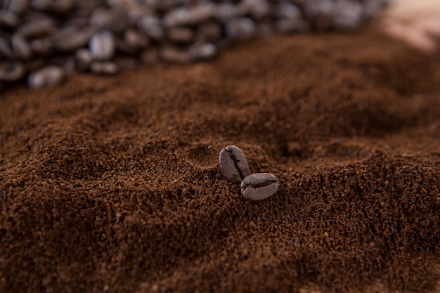 Foto dos granos de café en el montón de café tostado