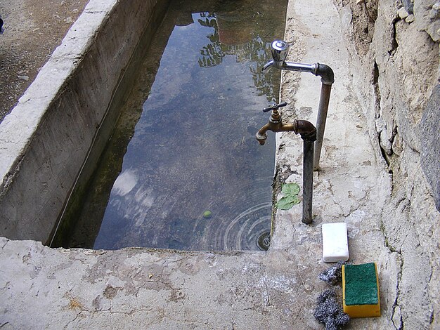 Dos grifos clásicos que intentan llenar la piscina