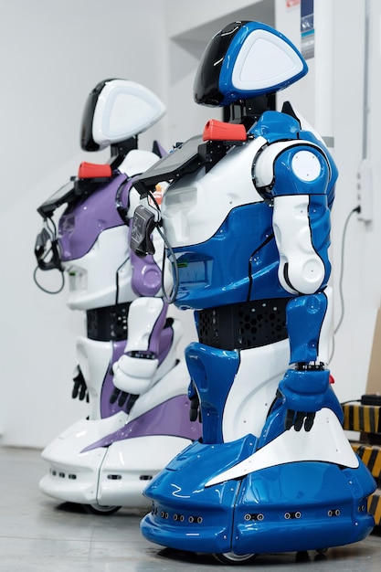 dos guías de robots humanoides con funciones médicas en el taller donde fueron ensamblados