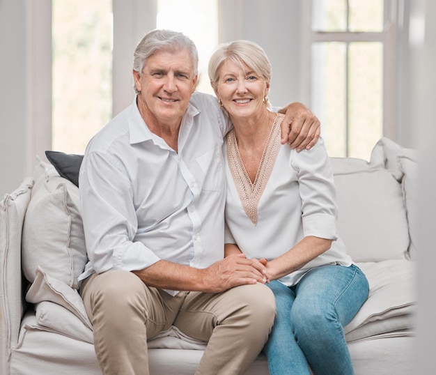 Dos guisantes en una vaina. Una foto de una pareja de ancianos relajándose en el sofá de casa.