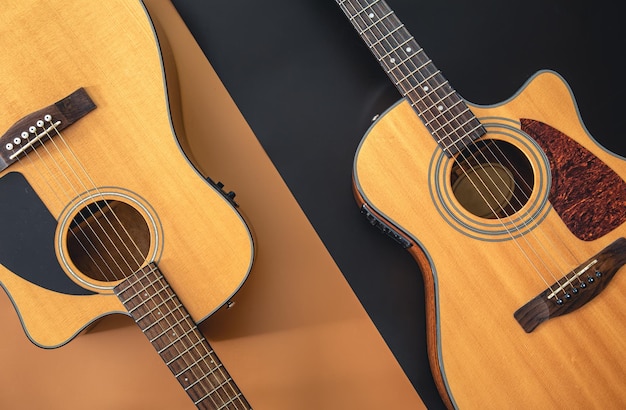 Dos guitarras acústicas sobre un fondo de color plano