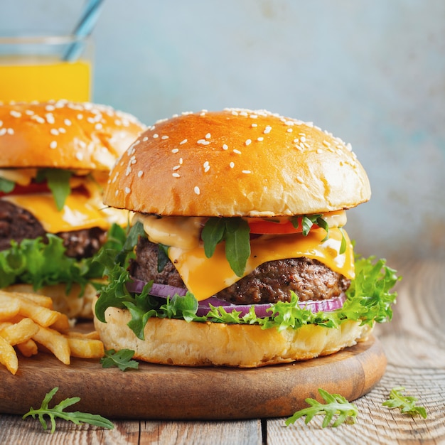 Dos hamburguesas frescas hechas en casa.