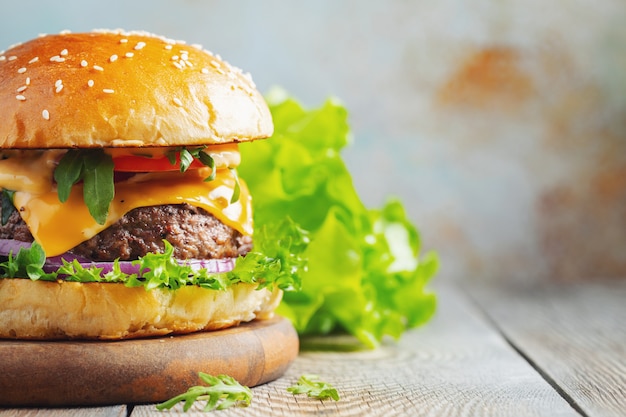 Dos hamburguesas frescas hechas en casa.