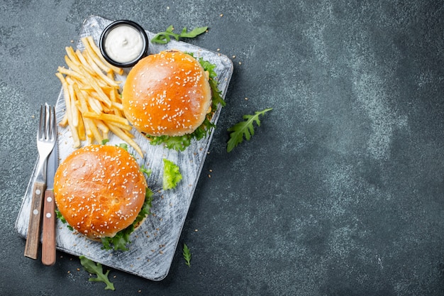 Dos hamburguesas frescas hechas en casa.