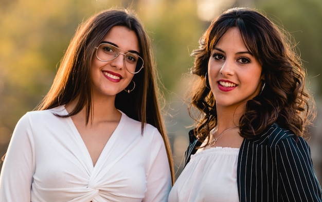 Dos hermanas en el campo. Ropa moderna