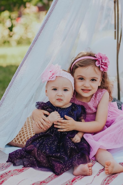 dos hermanas divirtiéndose en el jardín