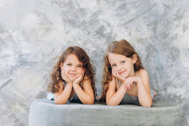 Dos hermanas felices. Riendo y sonriendo