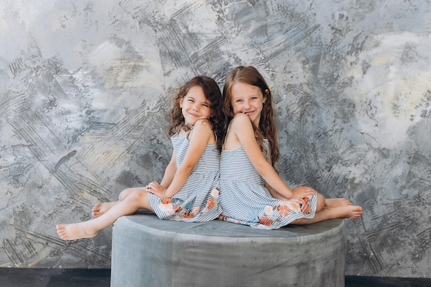 Dos hermanas felices. Riendo y sonriendo