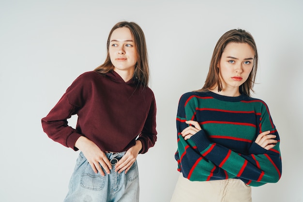 Dos hermanas gemelas hermosas chicas hipsters en ropa casual