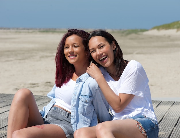 Dos hermanas sonriendo en la playa