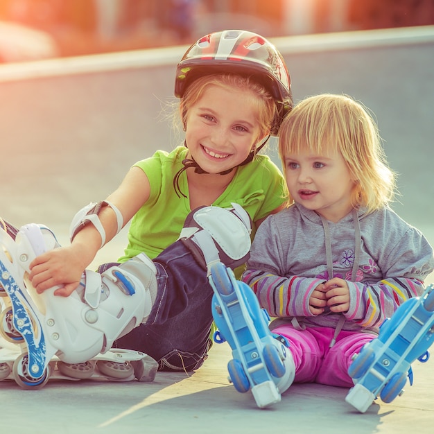 Dos hermanitas en patines