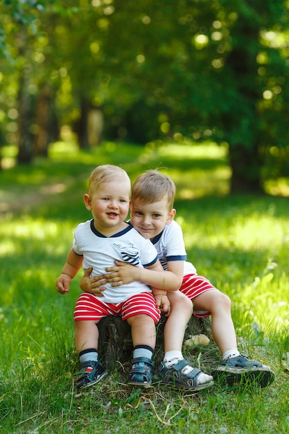 Dos hermanitos en el parque