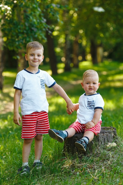 Dos hermanitos en el parque