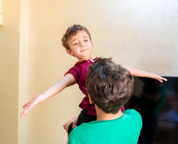 Dos hermanos árabes felices divirtiéndose juntos